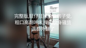 高颜值网红吃鸡舔脚 开着门不过瘾 干脆到门口 跪在门口吃鸡深喉 骚气逼人 变成反差母狗